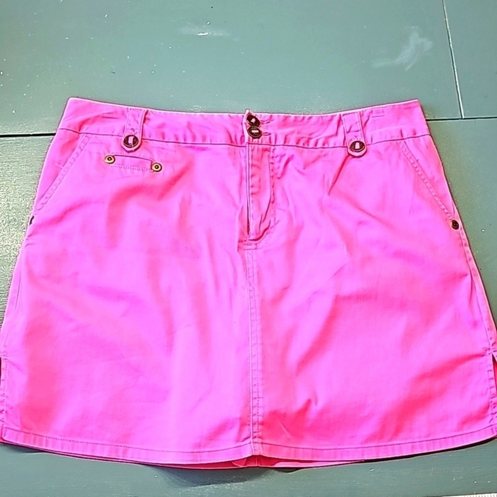 BAY STUDIO, pink skort size 12. 3 pockets in front. 2 back faux pockets. …